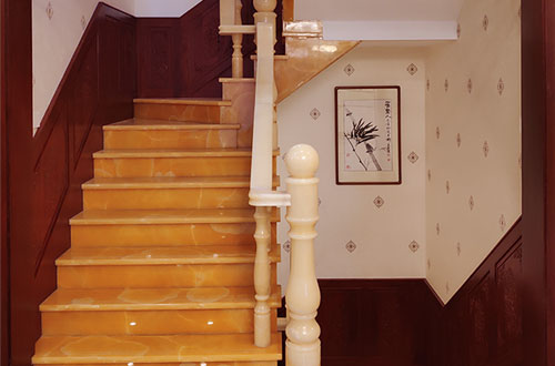 阜龙乡中式别墅室内汉白玉石楼梯的定制安装装饰效果